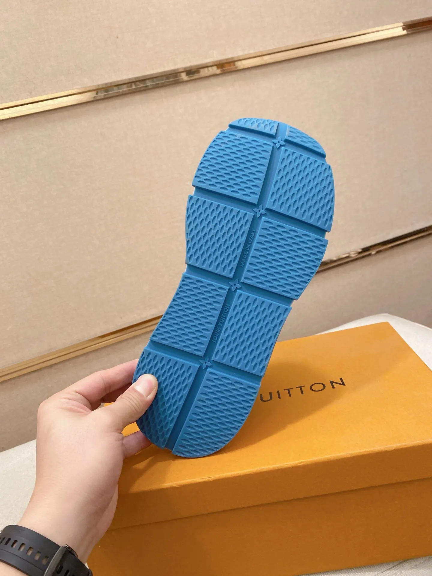 Factory price: 442💰🎉🎉LV~Louis Vuitton trendy men's shoes, new shipments, latest matching, same style as the official website, super high quality, best-selling season [strong][strong][strong] Selected first-layer cowhide, comfortable and breathable mesh lining, original last, comfortable on the feet, wear-resistant rubber outsole, size: 38-44.